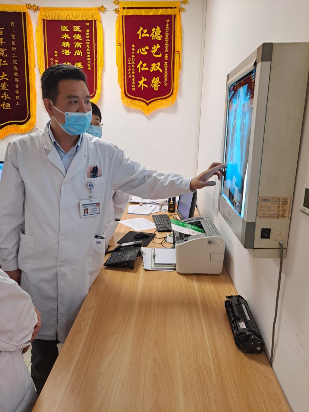 医生看诊中。医院供图