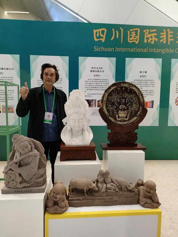 刘能风带上作品参加第八届中国成都国际非遗节展示活动