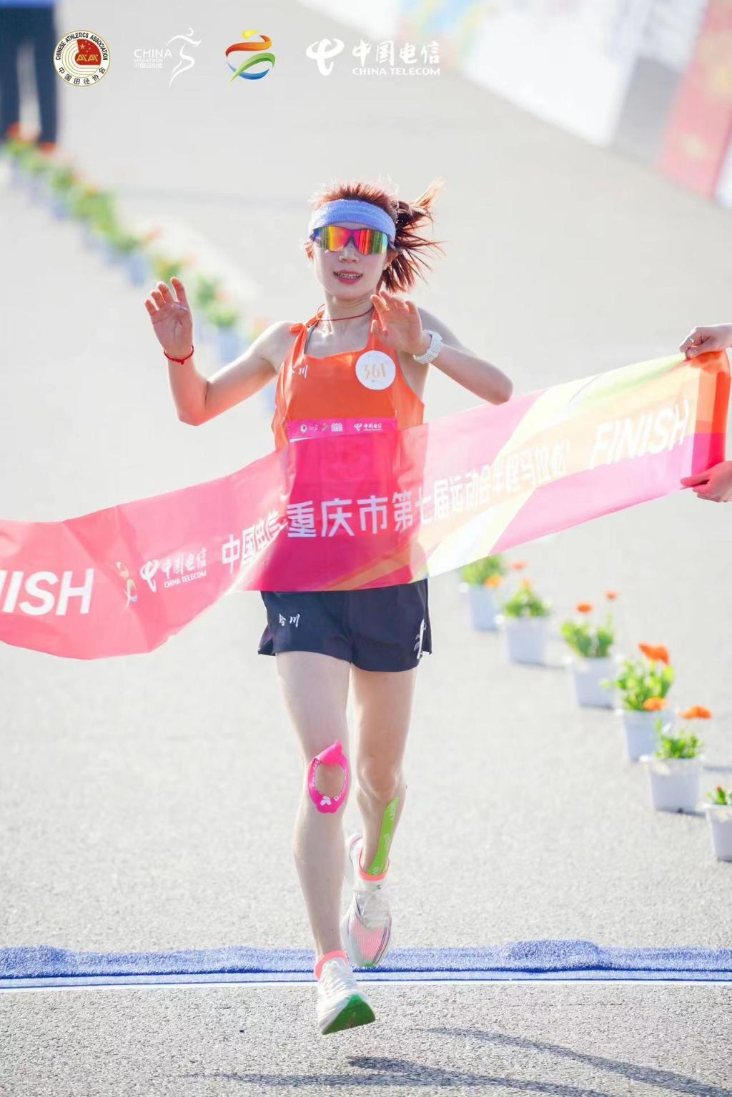 合川代表队选手冯丹以1小时17分40秒的成绩斩获市运会半程马拉松女子冠军。 合川区委宣传部供图
