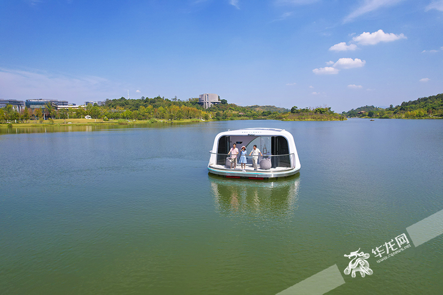 重庆两江新区明月湖，重庆智能“黑科技”再上新，市民体验无人驾驶船。华龙网首席记者 李文科 摄 