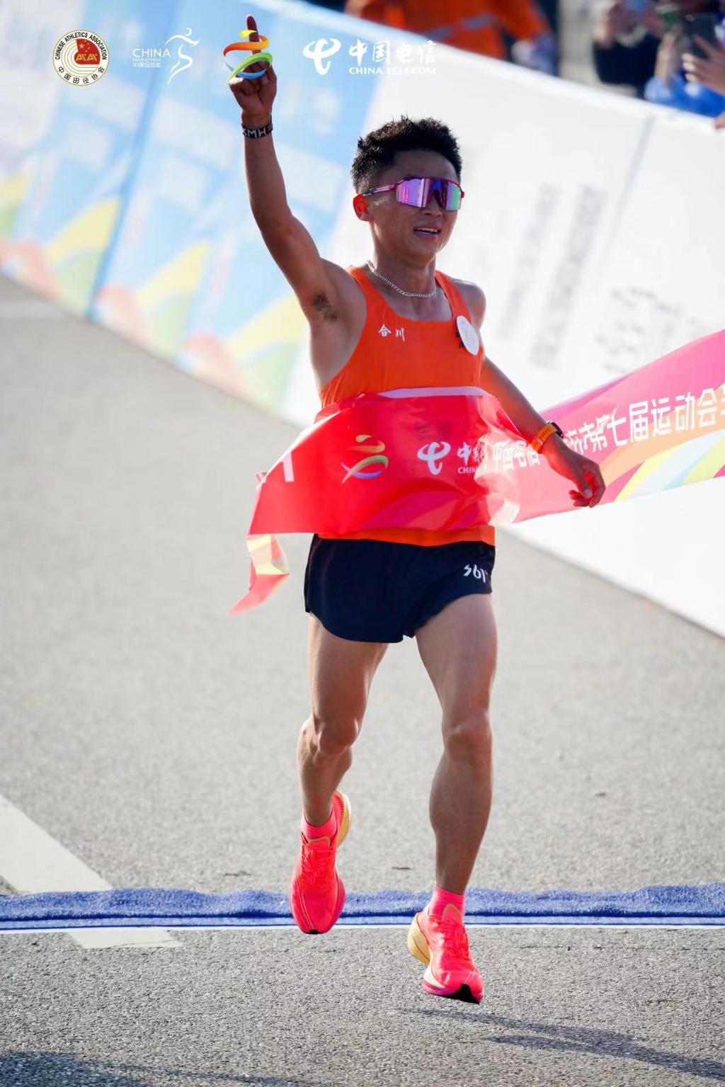 合川代表队选手李波以1小时5分42秒的成绩摘得市运会组半程马拉松男子冠军。 合川区委宣传部供图