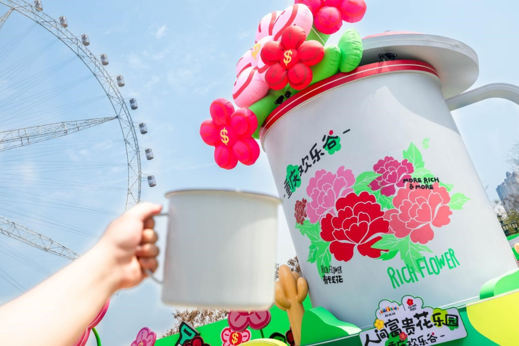 A tourist posing for a group photo with the “giant enamel cup” (Photo provided by Chongqing Happy Valley)