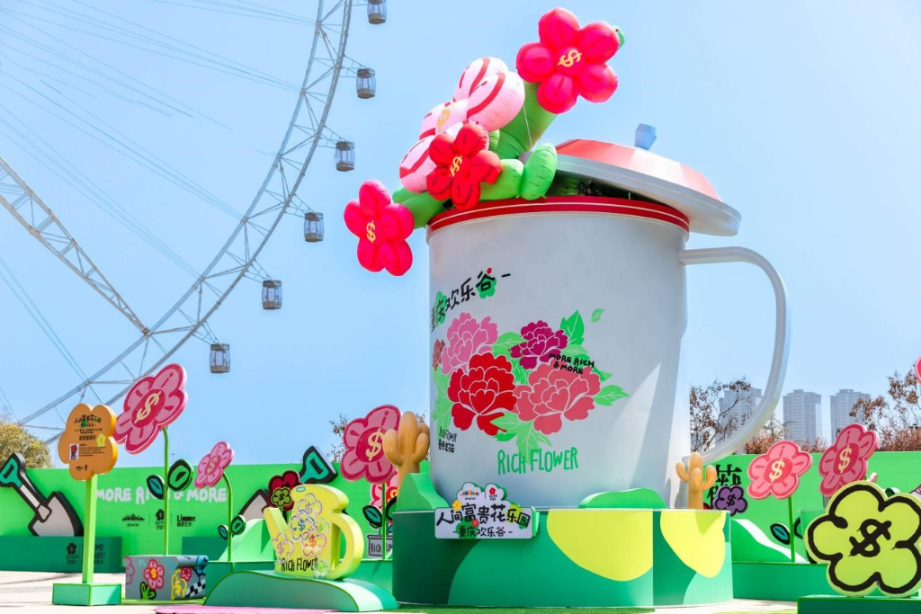 A giant enamel cup (Photo provided by Chongqing Happy Valley)