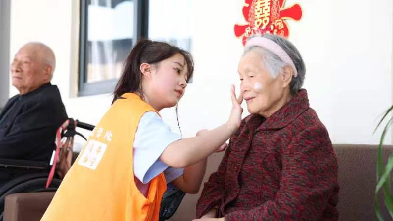 Volunteer making up for the elderly. (Photo provided by the interviewee)