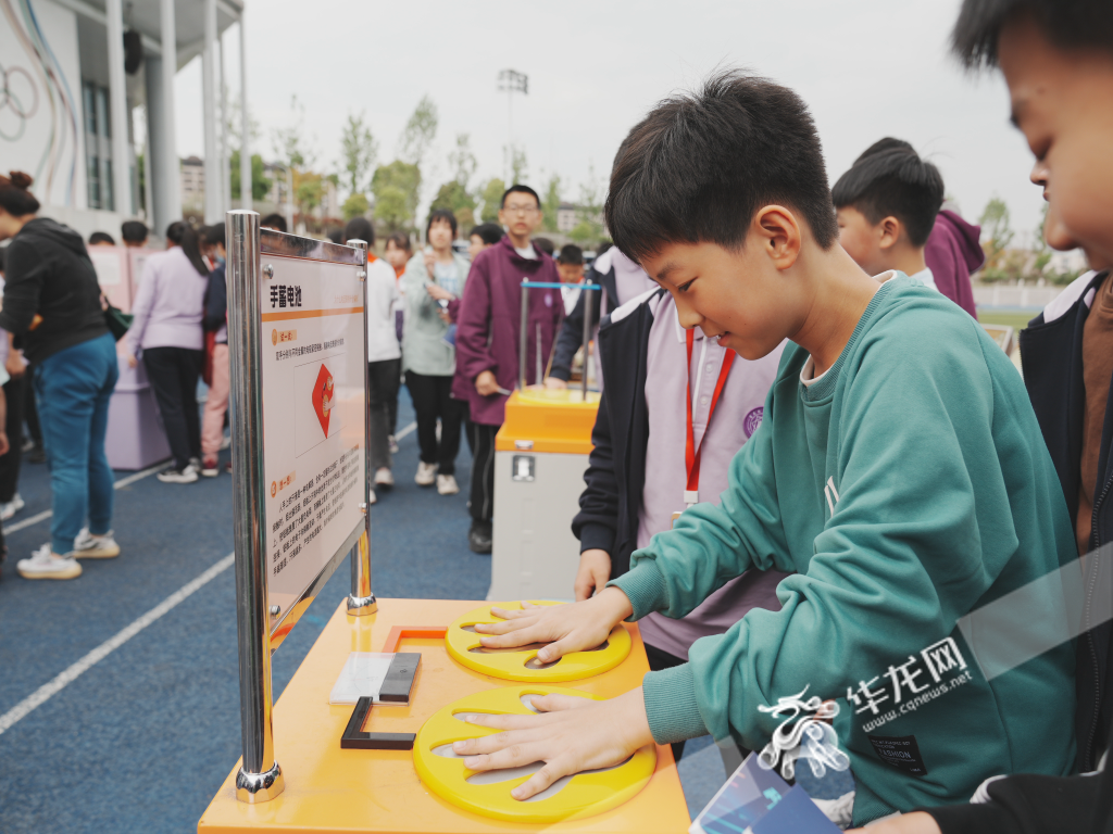 Students were attracted by manual storage batteries.