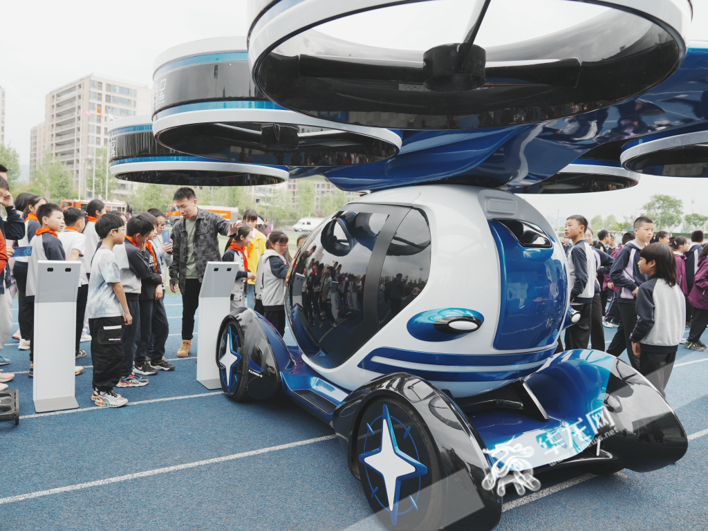 Students learned about split-type flying cars.