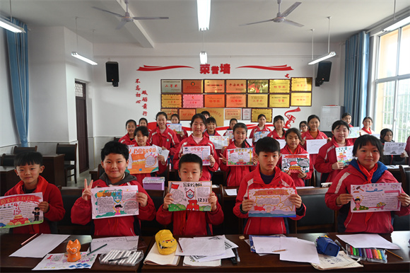 小学生展示绘制的手抄报。江津区委宣传部供图