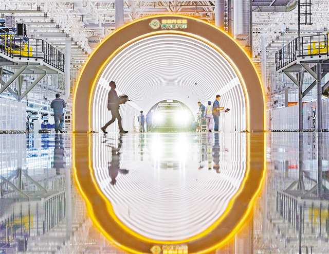 Workers were inspecting the appearance and interior trimmings of vehicles at the off-line quality assurance door of Liangjiang New Area Longsheng New City Seres Smart Factory on April 8, 2024.