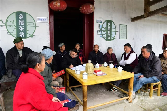工作人员对村民反馈情况进行记录 江津区政法委供图 华龙网发