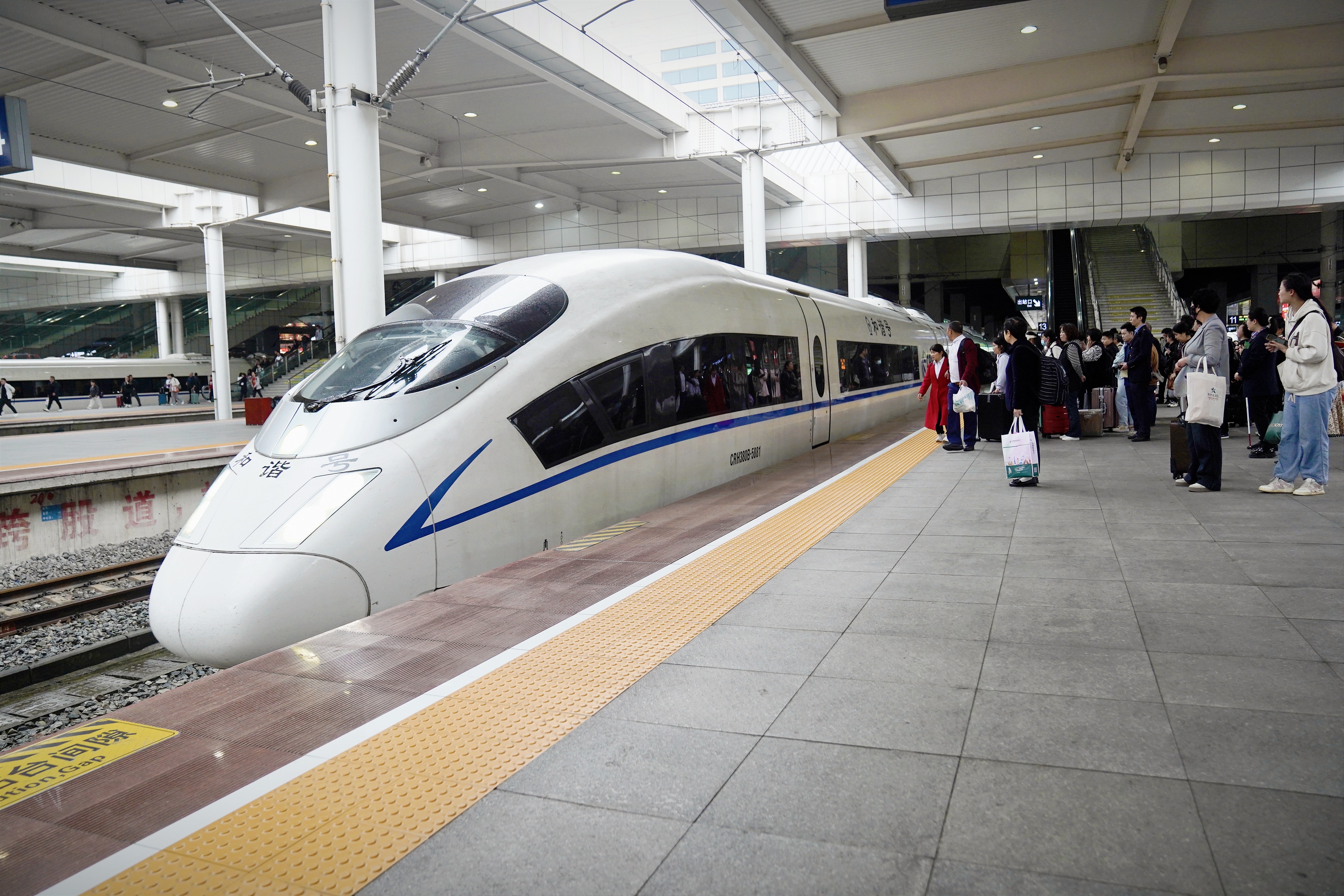 新图执行后，重庆火车站安排开行旅客列车301.5 对，较现图增加 12.5 对。通讯员 汪亮 摄