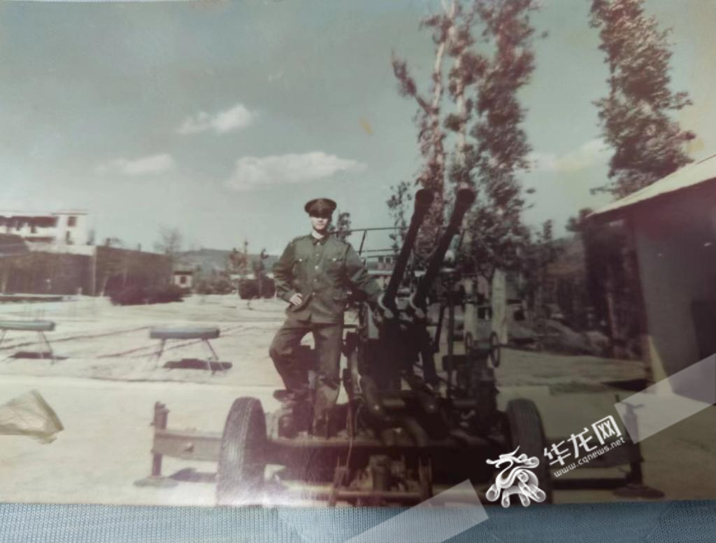 郭计宏在部队时候的照片。