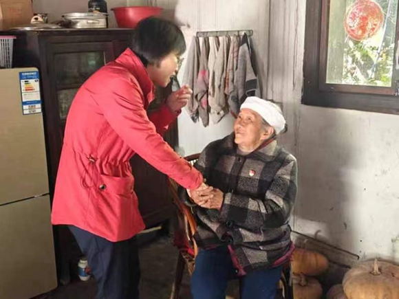 石柱支行行长覃禹看望老党员马培清。