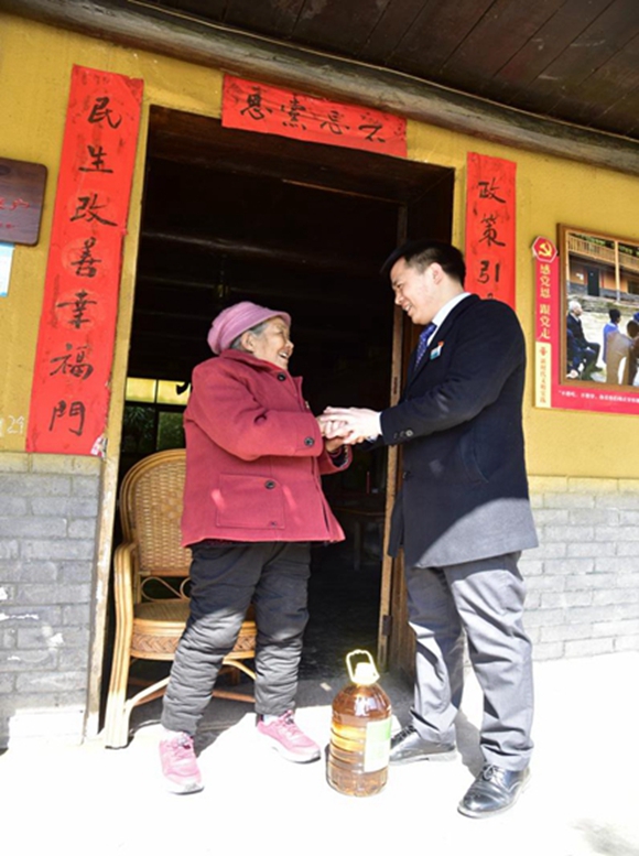 农行中益支行干部慰问老党员马培清。