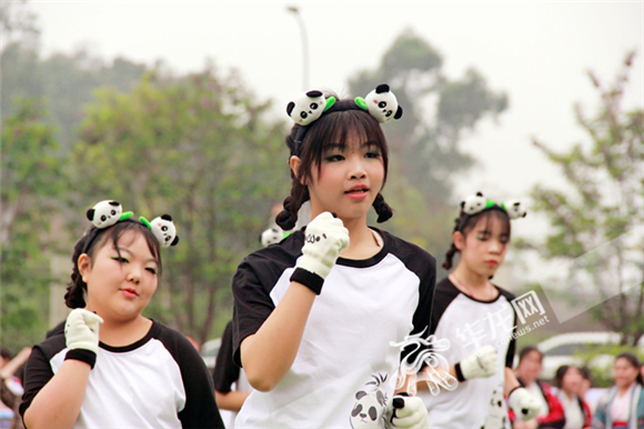 同学们身着熊猫服饰表演舞蹈。华龙网 张颖绿荞 摄