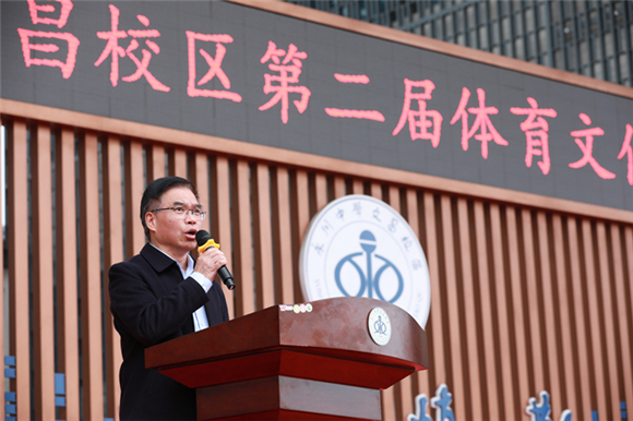 永川中学党委书记、文昌校区校长王兴强宣布运动会开幕。学校供图 华龙网发