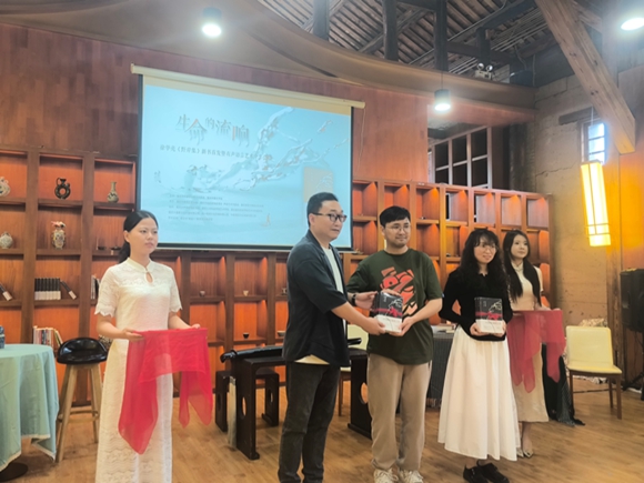 现场进行了入藏仪式，徐华亮（左二）向重庆图书馆和南岸区图书馆捐赠了新书