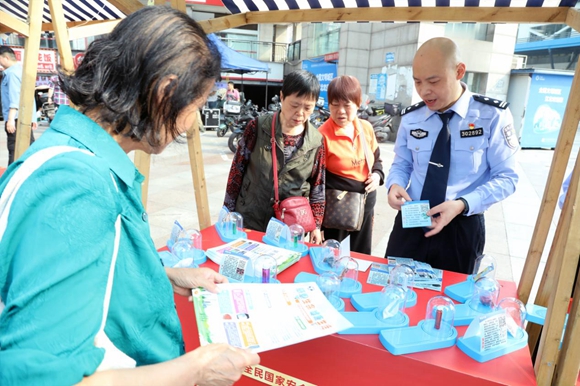 市民通过宣传手册了解国家安全相关知识。江北区五里店街道供图
