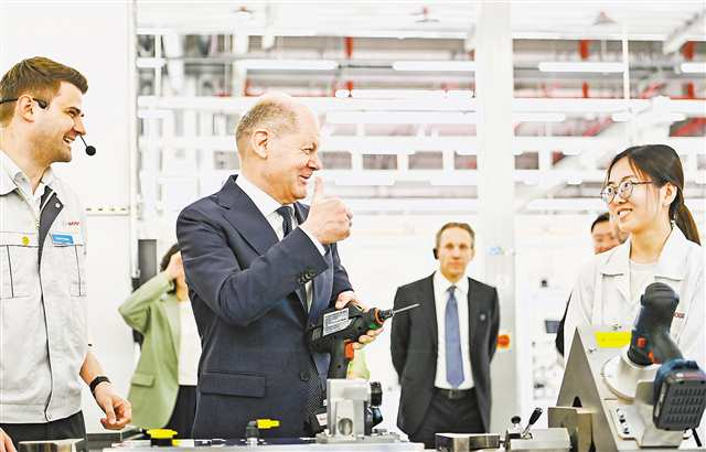 On April 14, German Chancellor Olaf Scholz experienced the assembly of hydrogen power module at Bosch Hydrogen Powertrain Systems (Chongqing) Co., Ltd.; (Photographed by Qi Lansen / Visual Chongqing)