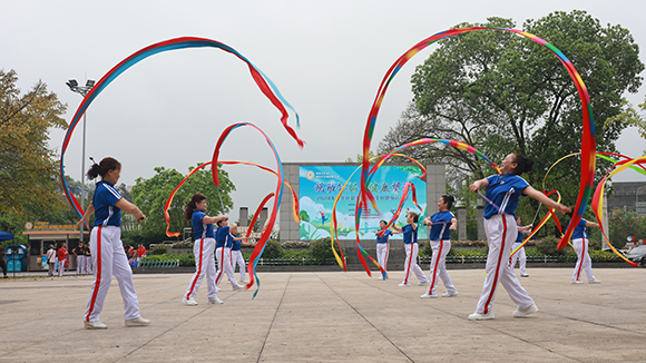 飞岚垭社区新时代文明实践站表演彩带操舞《中国范》。郭家沱街道供图 华龙网发