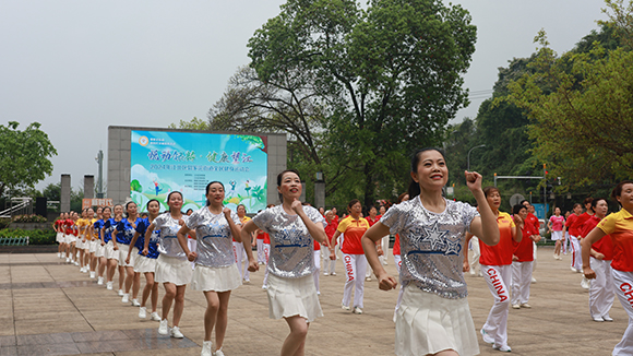 9组表演团队共同舞动《健康动起来》。江北区郭家沱街道供图 华龙网发