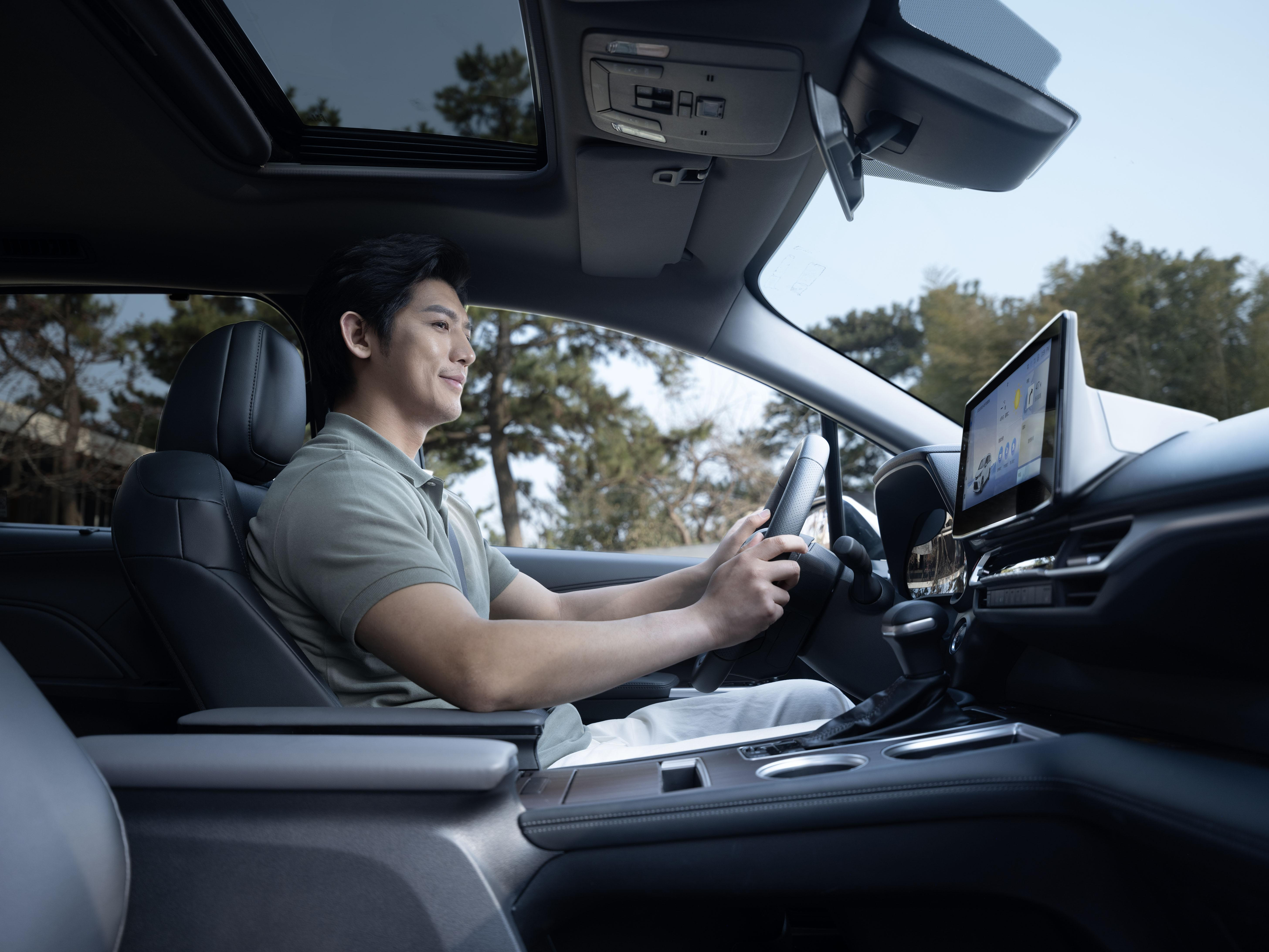 新款格瑞维亚智能车机系统支持CarPlay/CarLife/HiCar。 一汽丰田供图 华龙网发