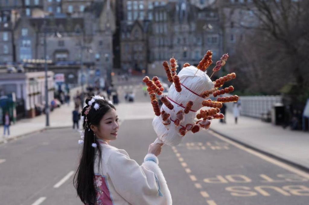 重庆女孩自制冰糖葫芦带到英国。资料图片