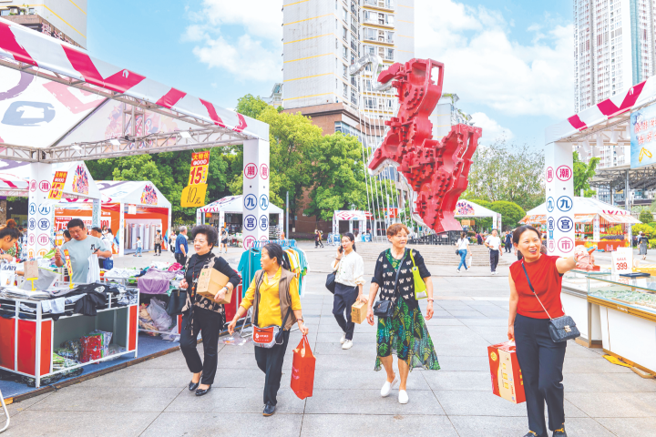 九宫市集吸引市民游客消费购物。
