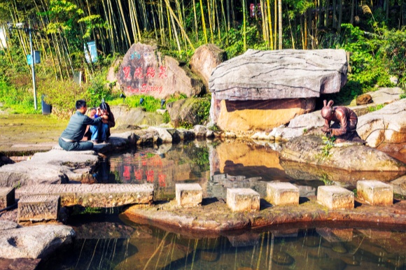 一对情侣在江津双胞胎村饮下双胞胎泉中的泉水，沾沾好“孕”气。江津四面山景区供图