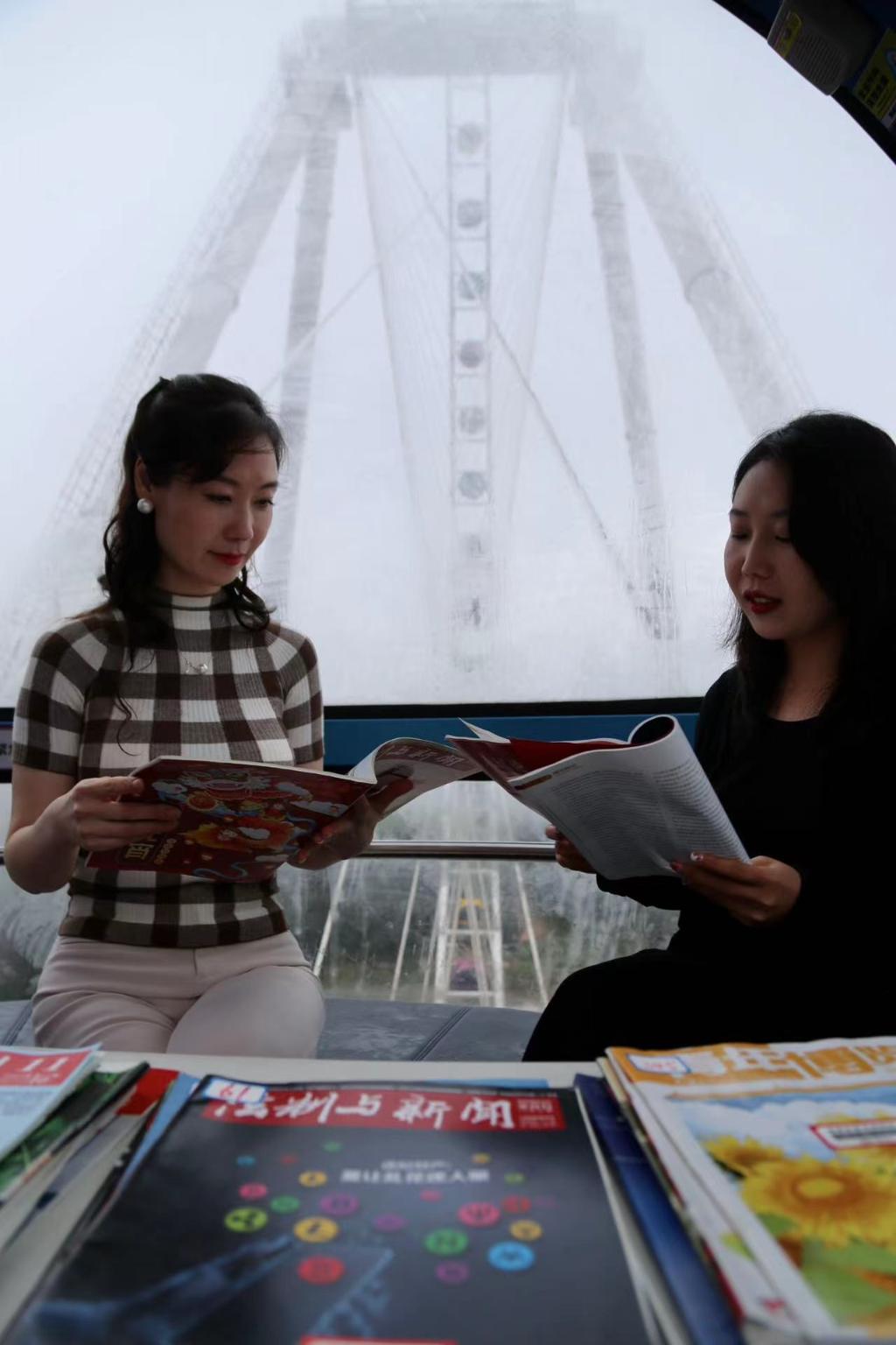 游客可以体验在摩天轮上阅读的乐趣。受访者供图