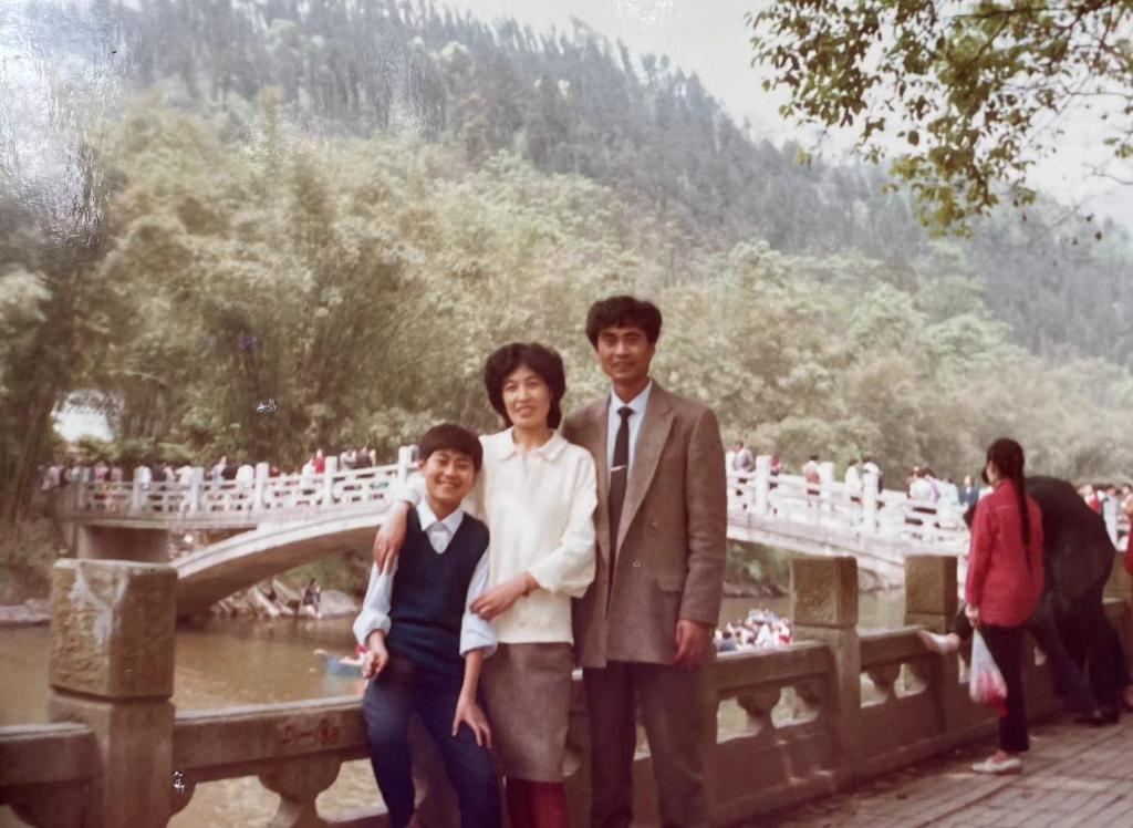 老赵和父母34年前在南温泉的合影。受访人 供图