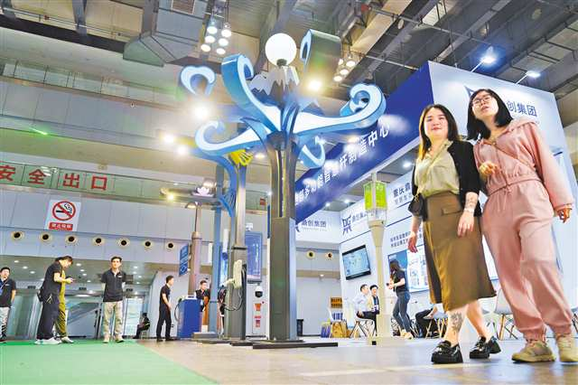 There were many multi-functional road lamps at the site of 2024 China (Chongqing) Intelligent Lighting Expo at Chongqing International Convention and Exhibition Center on April 18 (Photographed by Li Yuheng / Visual Chongqing)