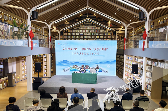 4月22日，“全民阅读·书香永川”2024年读书月活动在永川区图书馆启动。华龙网 张颖绿荞 摄