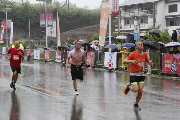 跑者们冒雨奔跑。忠县县委宣传部供图 华龙网发