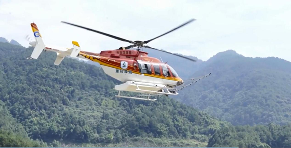 直升机在松林上空喷洒药剂除虫。重庆市森防站供图 华龙网发
