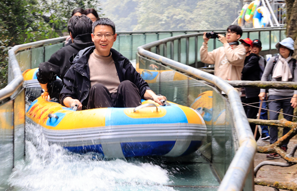 2游客在地心谷景区体验“地心崖漂”。吴冰 摄