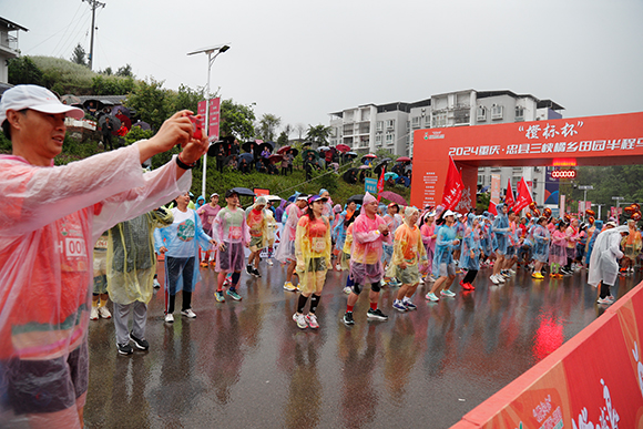跑者们在雨中热身。忠县县委宣传部供图 华龙网发