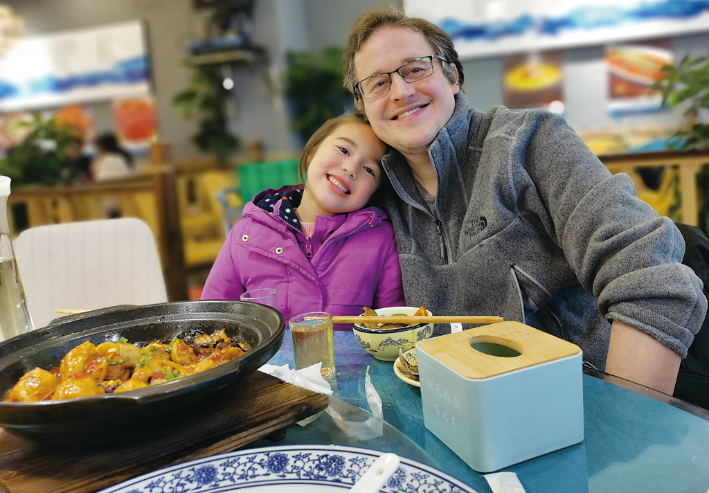 Francis Stonier enjoyed a barbecue and Chongqing cuisine with his daughter in a restaurant. (Photo provided by the interviewee)