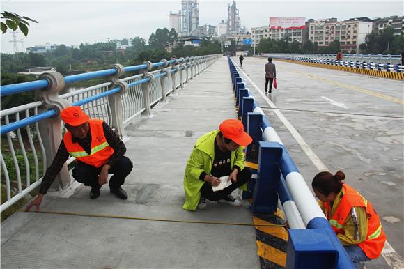 工程技术人员检查桥梁质量。通讯员 赵武强 摄