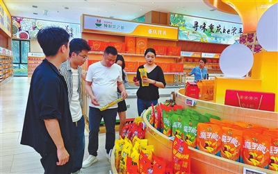 中国西部预制菜之都体验中心，璧山区的西部（重庆）互联网科技有限责任公司供应链相关人员在了解预制菜产品的口感、品质等情况。记者 孙莎莎 摄