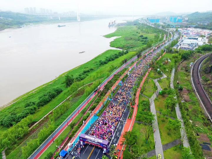 2024智跑重庆城市定向赛大滨路现场。全媒体记者 刘映呈 钟戈  摄