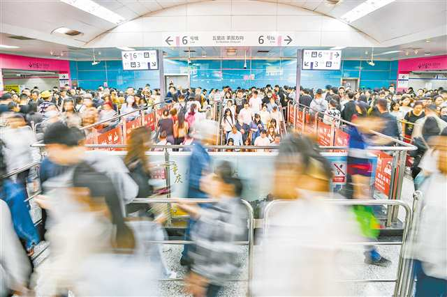 Hongqihegou Station was full of passengers on April 17