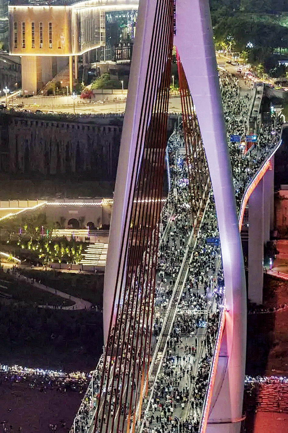 When tourists wanted to take photo for Hongyadong from another perspective, Chongqing made Qiansimen Bridge available for tourists as the “World’s Largest Footbridge” during holidays.