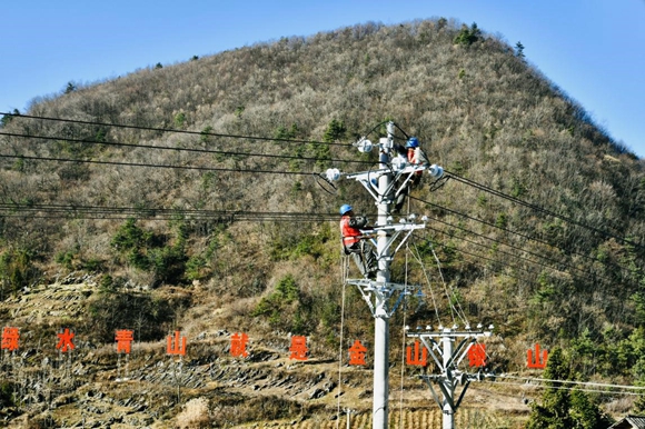 国家电网红岩（巫山下庄）共产党员服务队队员在下庄村改造10千伏线路。通讯员 尹瑶瑶 摄