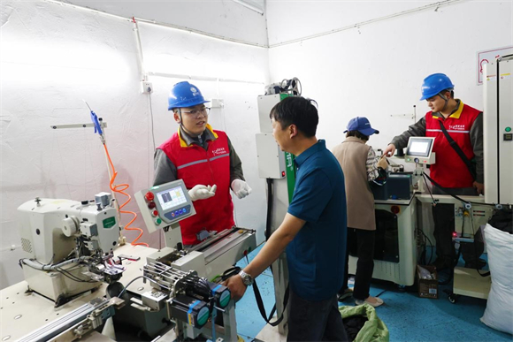 国网重庆黔江供电公司员工在生产车间帮助排查用电安全隐患。通讯员 杨敏 摄