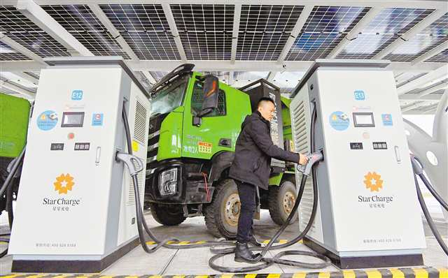 A car owner charging his vehicle at a supercharging station at Western China (Chongqing) Science City (File photo by Long Fan / Visual Chongqing)