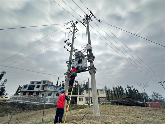 国网重庆黔江供电公司员工在太极镇巡检变压器等设备。通讯员 文烽卜 摄