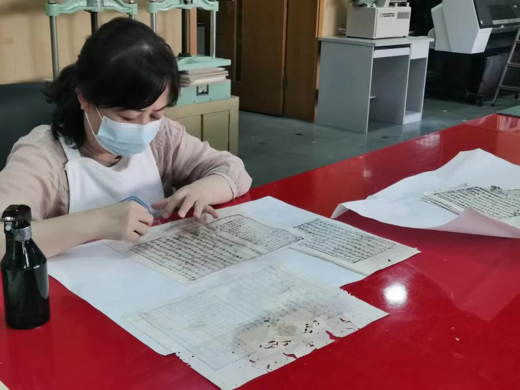 Xu Tong was repairing an ancient book.