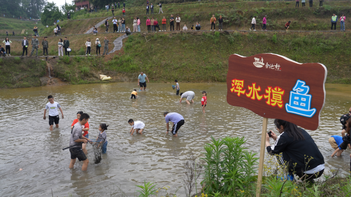 浑水摸鱼。记者 夏雨 供图