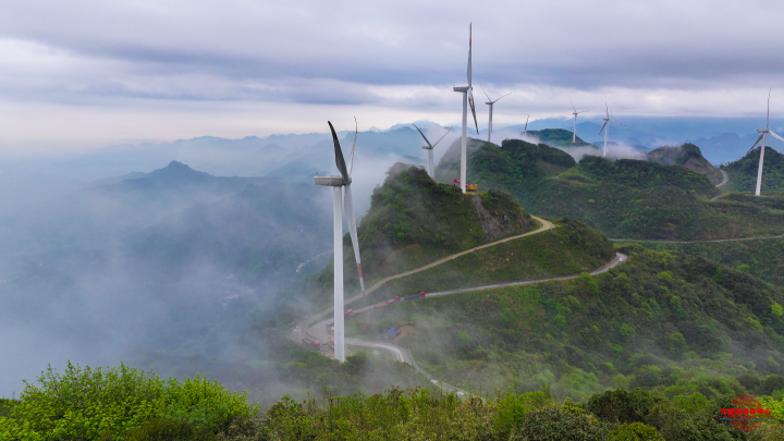 When the car drives on the Nantianmen Tourist Highway in Chayuan Village, Shilin Town, there is beautiful scenery on both sides of the Highway.