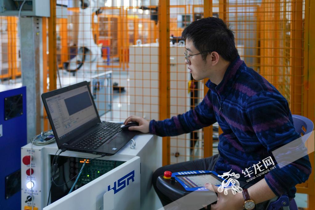 华数机器人测试车间里工程师正在调试机器人。华龙网 杨琦 摄